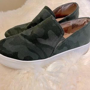 Steve Madden Platform Camo Slides